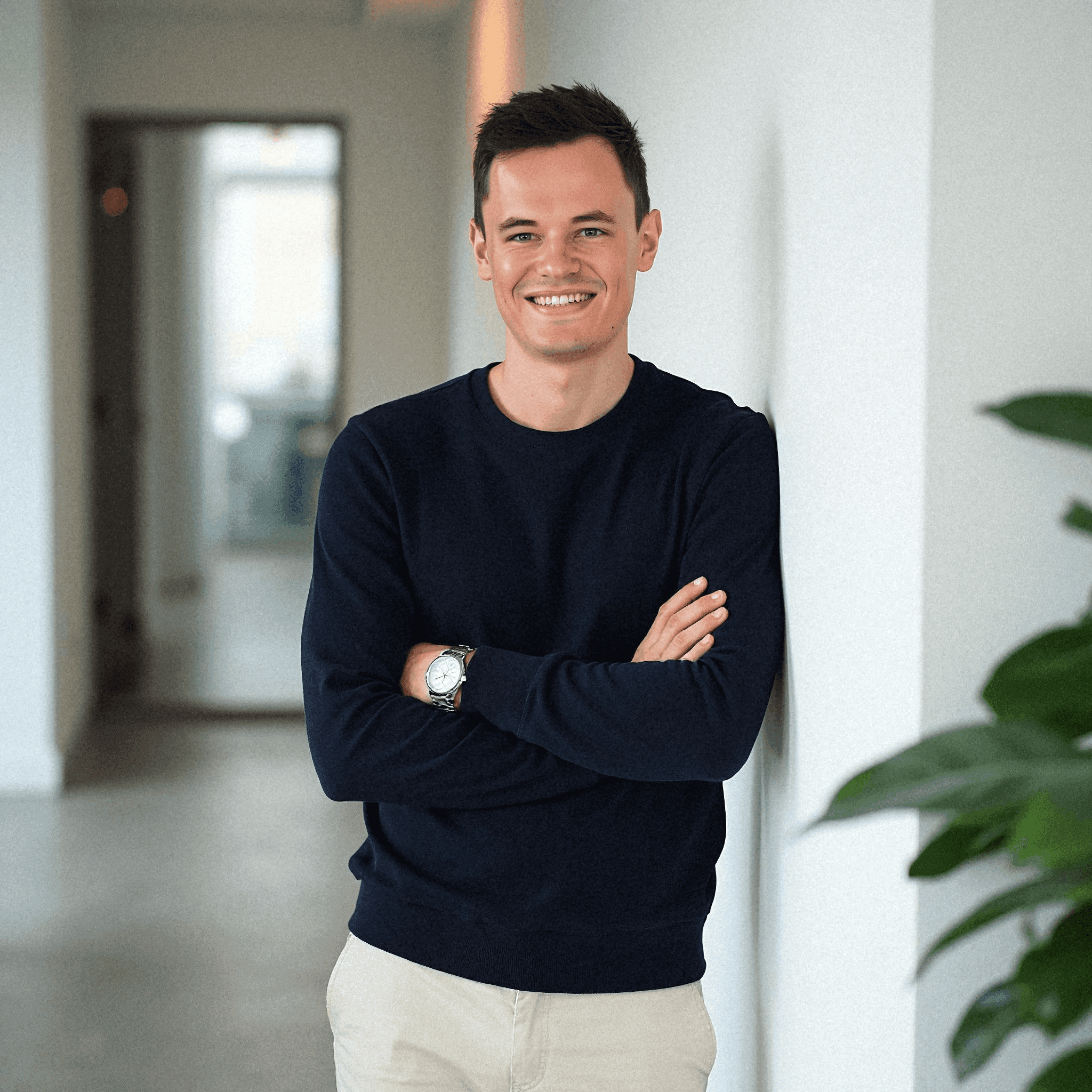 Casual man in navy sweater leaning indoor
